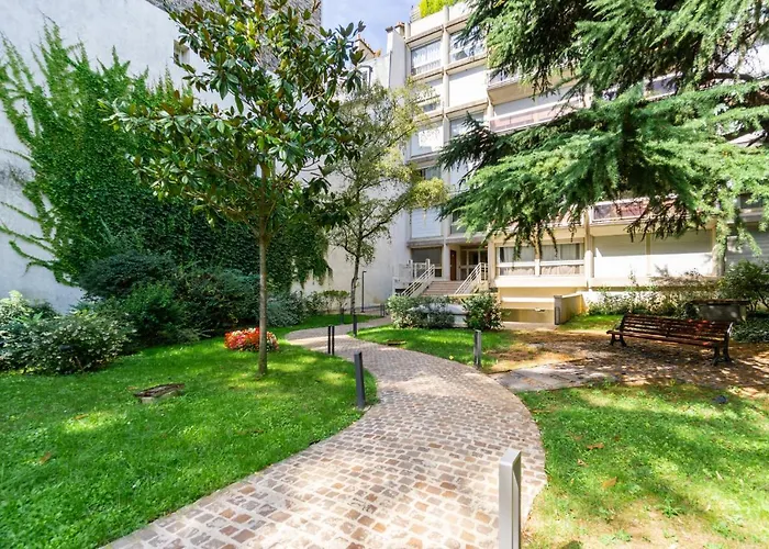 Luxury Living In Saint Germain * Paryż
